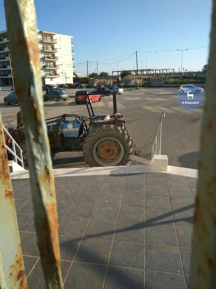 Ρόδος: Αγρότες πολιόρκησαν την εφορία με τα τρακτέρ τους [εικόνες] | iefimerida.gr 0