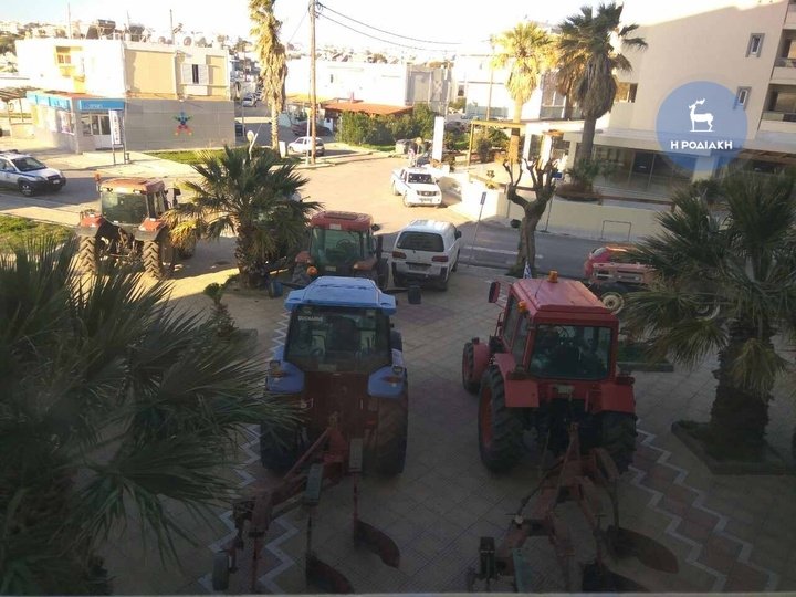 Ρόδος: Αγρότες πολιόρκησαν την εφορία με τα τρακτέρ τους [εικόνες] | iefimerida.gr 2