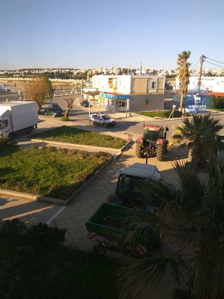 Ρόδος: Αγρότες πολιόρκησαν την εφορία με τα τρακτέρ τους [εικόνες] | iefimerida.gr 1