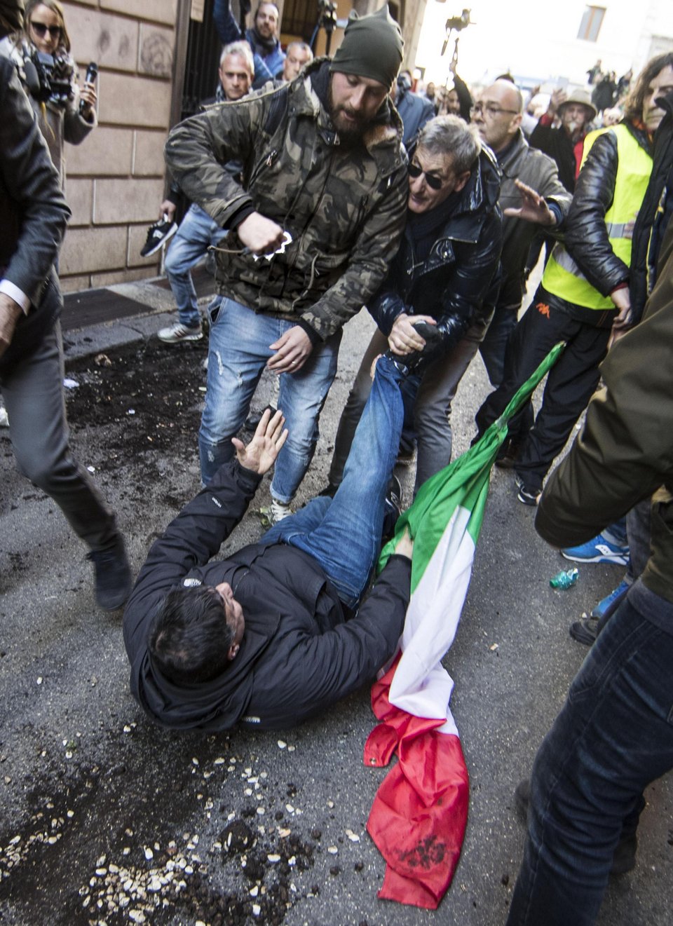 Ιταλία: Αγριο ξύλο αστυνομικών με ταξιτζήδες -4 προσαγωγές [εικόνες]  | iefimerida.gr 2