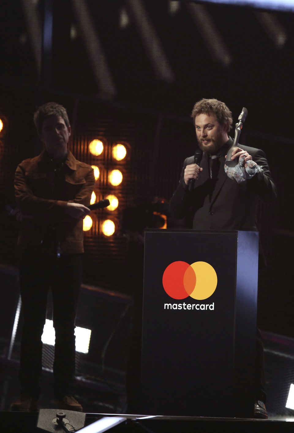 Brit Awards: Αλμπουμ & καλλιτέχνης της χρονιάς ο Ντέιβιντ Μπόουι -Ολοι οι νικητές [εικόνες] | iefimerida.gr 1