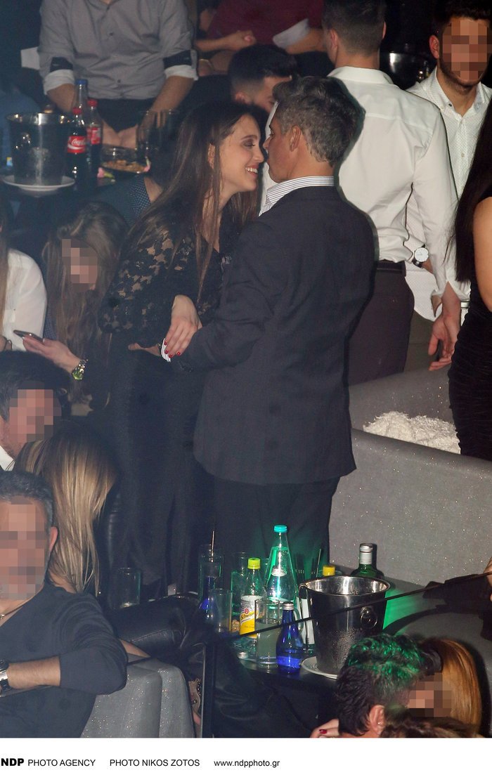 Αρης Σπηλιωτόπουλος: Αγκαλιές και φιλιά με την 21χρονη συνοδό του [εικόνες] | iefimerida.gr 3