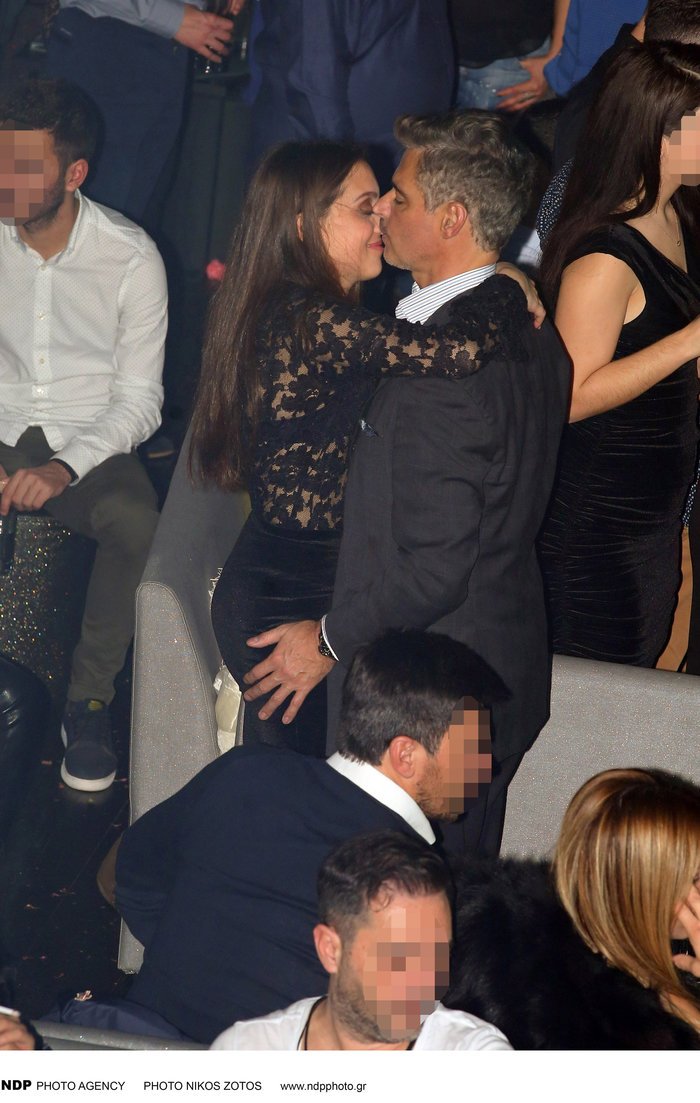 Αρης Σπηλιωτόπουλος: Αγκαλιές και φιλιά με την 21χρονη συνοδό του [εικόνες] | iefimerida.gr 4