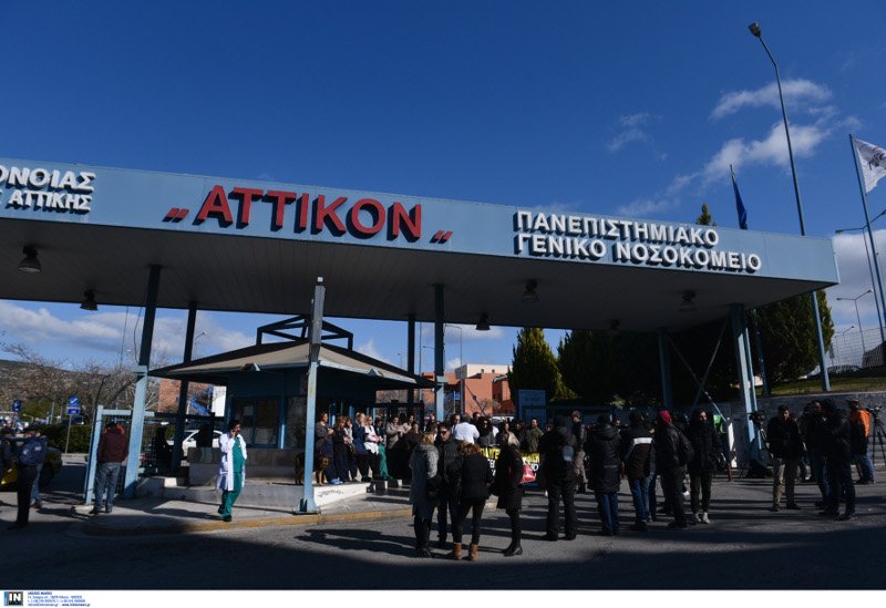 «Θερμή» υποδοχή στον Πολάκη από τους γιατρούς του «Αττικόν» [εικόνες] | iefimerida.gr 0