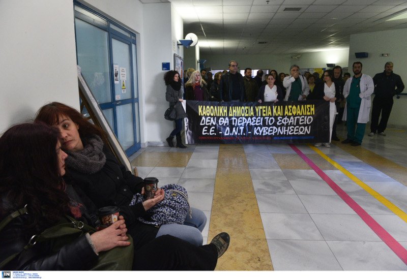 «Θερμή» υποδοχή στον Πολάκη από τους γιατρούς του «Αττικόν» [εικόνες] | iefimerida.gr 4