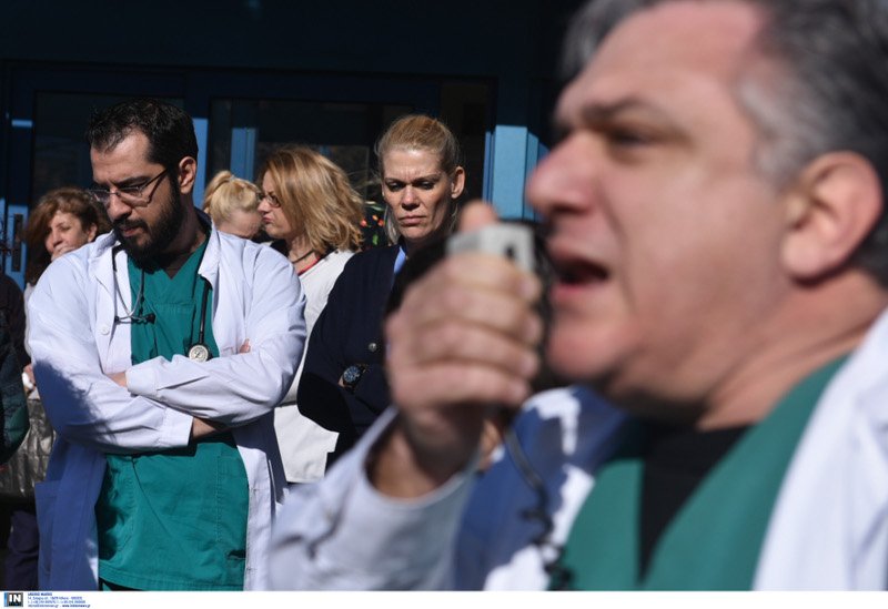 «Θερμή» υποδοχή στον Πολάκη από τους γιατρούς του «Αττικόν» [εικόνες] | iefimerida.gr 2