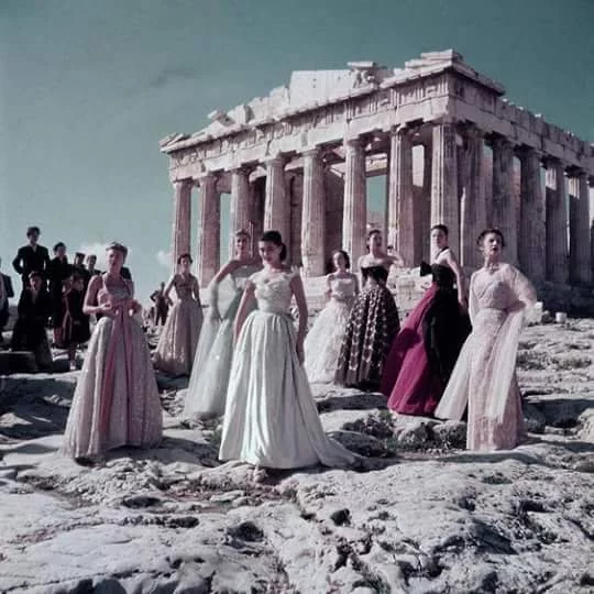 1951: Οταν ο Christian Dior έκανε φωτογράφιση με τα μοντέλα του στην Ακρόπολη [εικόνες] | iefimerida.gr 1
