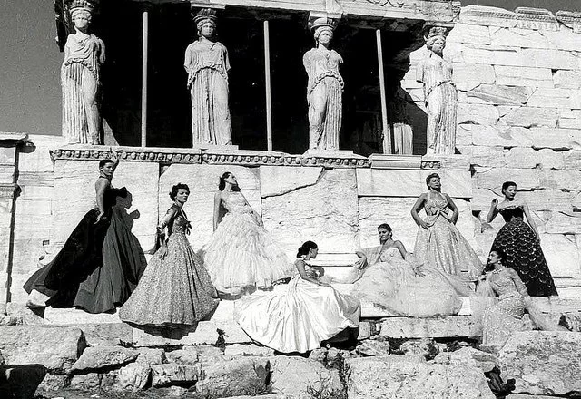 1951: Οταν ο Christian Dior έκανε φωτογράφιση με τα μοντέλα του στην Ακρόπολη [εικόνες] | iefimerida.gr 0