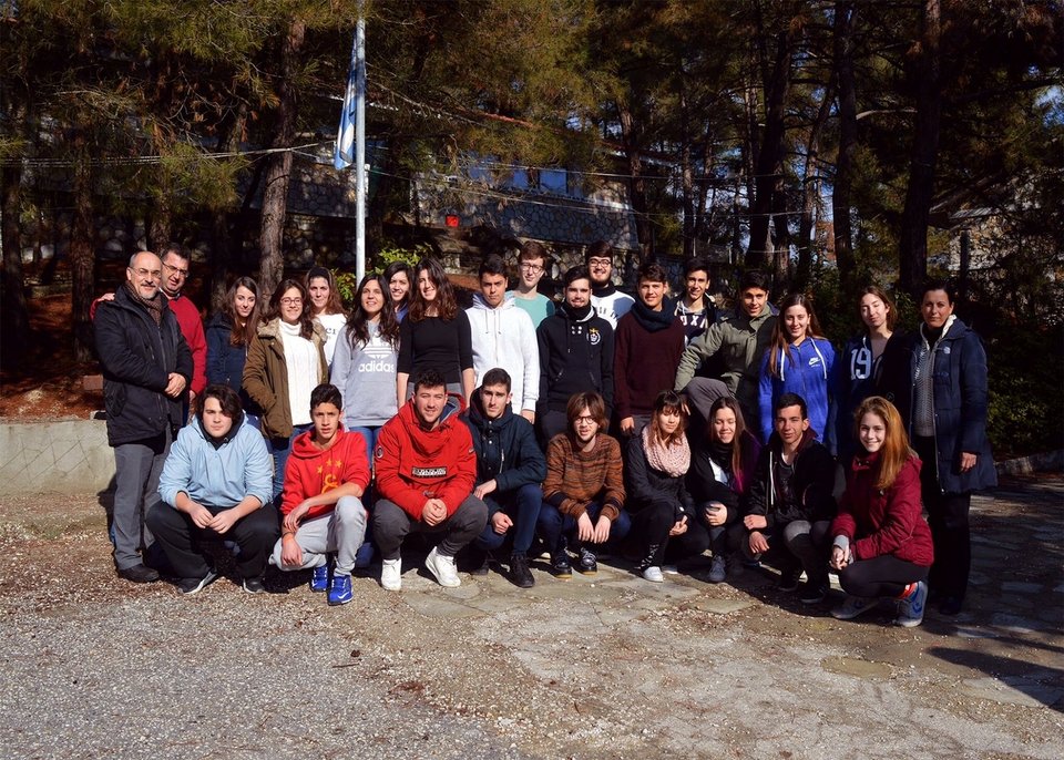 Μαθητές κατασκεύασαν καινοτόμο ανακλαστήρα για εξοικονόμηση ηλιακής ενέργειας [εικόνες]  | iefimerida.gr 3