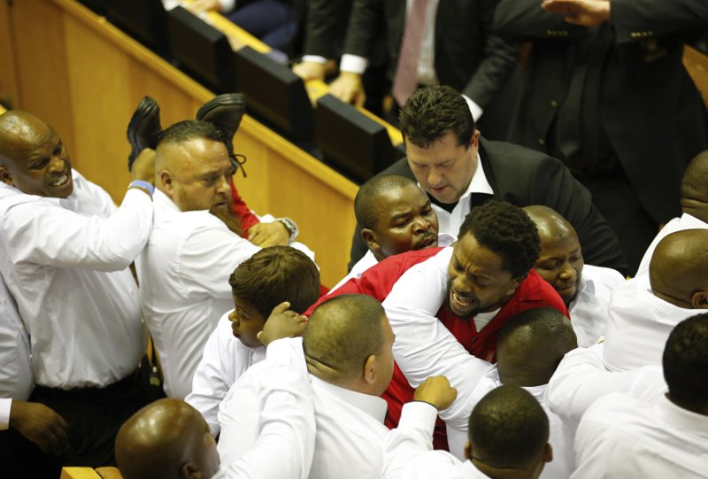 Αγριο ξύλο στη Βουλή της Νότιας Αφρικής πριν την ομιλία του προέδρου Ζούμα [εικόνες & βίντεο] | iefimerida.gr 0