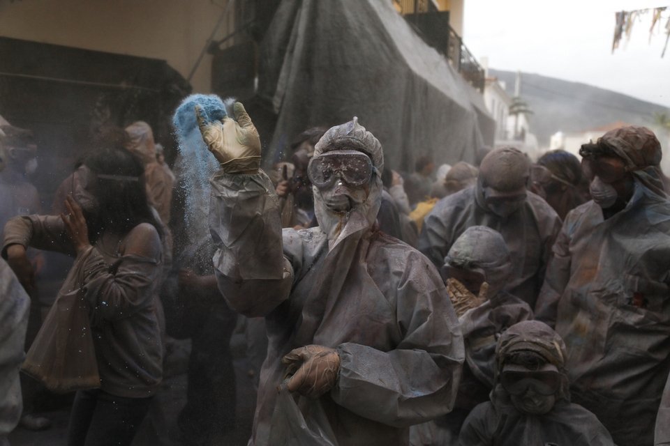 Αλευρομουτζουρώματα στο Γαλαξίδι -Τήρησαν και φέτος το έθιμο [εικόνες] | iefimerida.gr 1