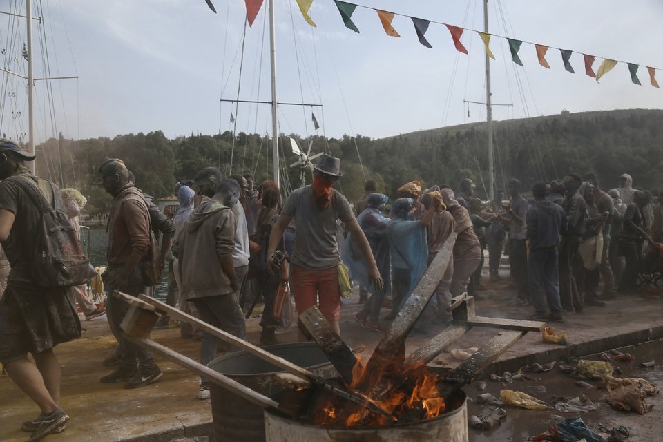 Αλευρομουτζουρώματα στο Γαλαξίδι -Τήρησαν και φέτος το έθιμο [εικόνες] | iefimerida.gr 11