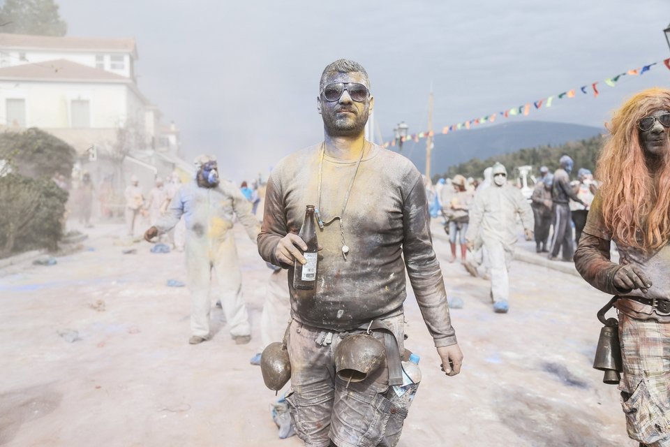 Αλευρομουτζουρώματα στο Γαλαξίδι -Τήρησαν και φέτος το έθιμο [εικόνες] | iefimerida.gr 12