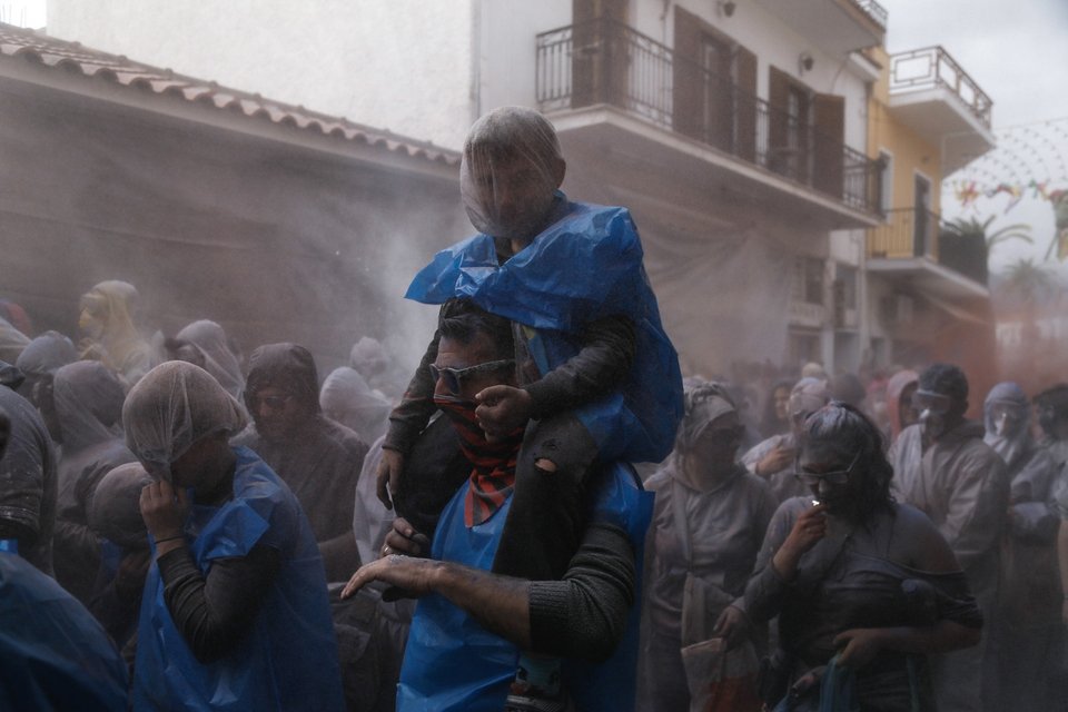Αλευρομουτζουρώματα στο Γαλαξίδι -Τήρησαν και φέτος το έθιμο [εικόνες] | iefimerida.gr 2