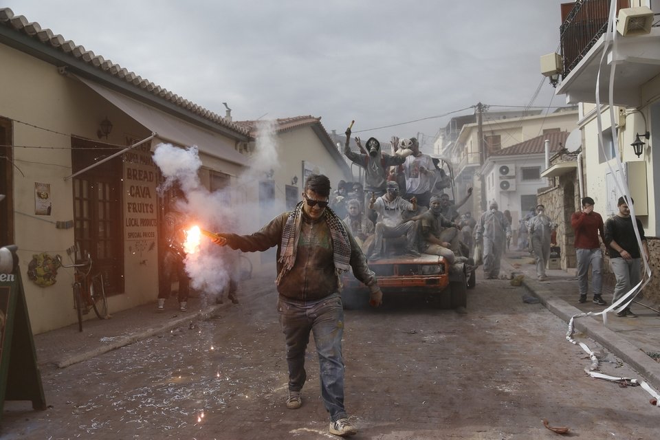 Αλευρομουτζουρώματα στο Γαλαξίδι -Τήρησαν και φέτος το έθιμο [εικόνες] | iefimerida.gr 5