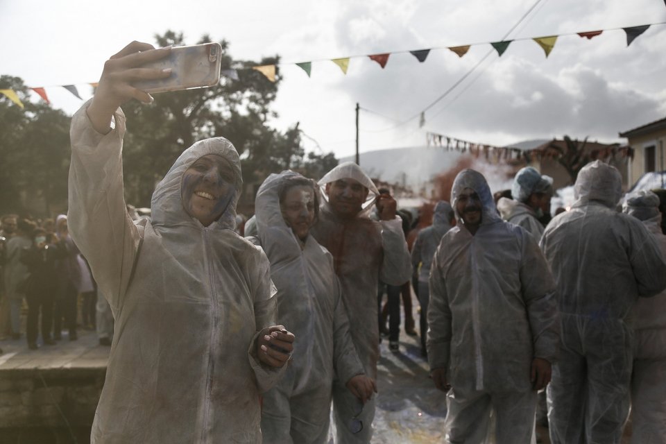 Αλευρομουτζουρώματα στο Γαλαξίδι -Τήρησαν και φέτος το έθιμο [εικόνες] | iefimerida.gr 6