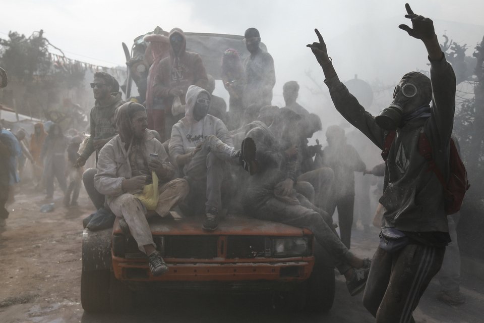 Αλευρομουτζουρώματα στο Γαλαξίδι -Τήρησαν και φέτος το έθιμο [εικόνες] | iefimerida.gr 7