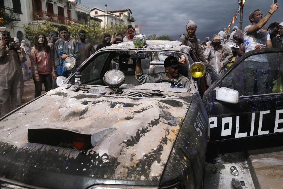Αλευρομουτζουρώματα στο Γαλαξίδι -Τήρησαν και φέτος το έθιμο [εικόνες] | iefimerida.gr 9