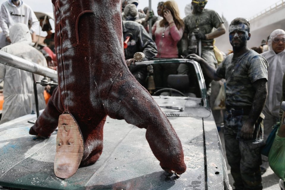 Αλευρομουτζουρώματα στο Γαλαξίδι -Τήρησαν και φέτος το έθιμο [εικόνες] | iefimerida.gr 0