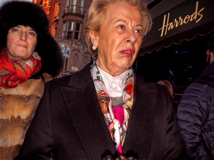 Ποιοι ψωνίζουν στα πανάκριβα καταστήματα Harrods του Λονδίνου -Ρώσοι και Σαουδάραβες το «σηκώνουν» [εικόνες] | iefimerida.gr 1