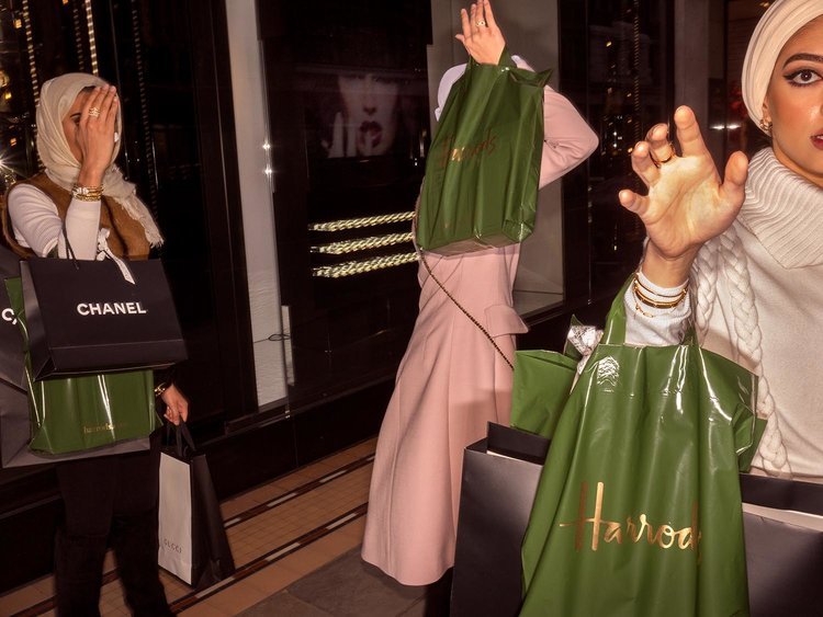 Ποιοι ψωνίζουν στα πανάκριβα καταστήματα Harrods του Λονδίνου -Ρώσοι και Σαουδάραβες το «σηκώνουν» [εικόνες] | iefimerida.gr 12