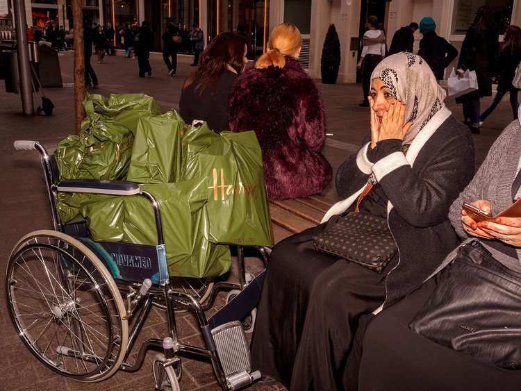 Ποιοι ψωνίζουν στα πανάκριβα καταστήματα Harrods του Λονδίνου -Ρώσοι και Σαουδάραβες το «σηκώνουν» [εικόνες] | iefimerida.gr 13