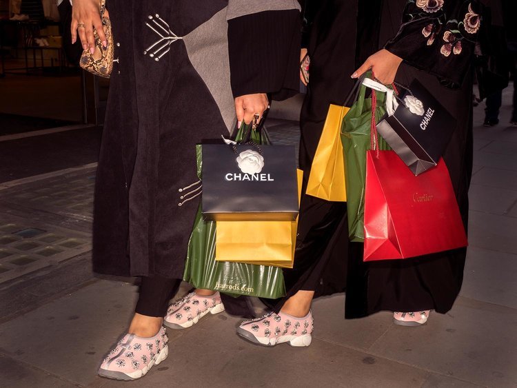 Ποιοι ψωνίζουν στα πανάκριβα καταστήματα Harrods του Λονδίνου -Ρώσοι και Σαουδάραβες το «σηκώνουν» [εικόνες] | iefimerida.gr 0