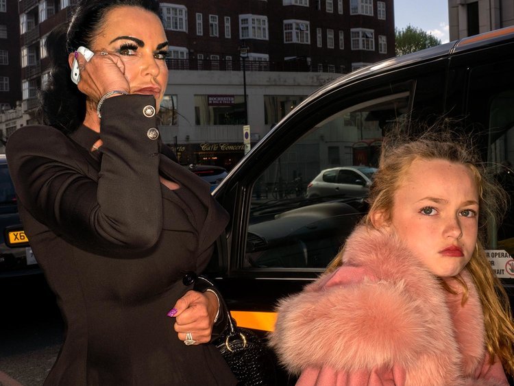 Ποιοι ψωνίζουν στα πανάκριβα καταστήματα Harrods του Λονδίνου -Ρώσοι και Σαουδάραβες το «σηκώνουν» [εικόνες] | iefimerida.gr 2