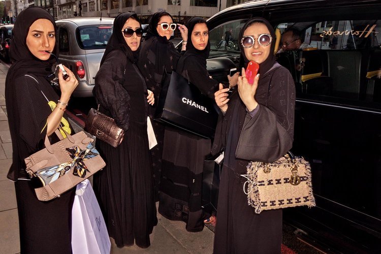 Ποιοι ψωνίζουν στα πανάκριβα καταστήματα Harrods του Λονδίνου -Ρώσοι και Σαουδάραβες το «σηκώνουν» [εικόνες] | iefimerida.gr 3