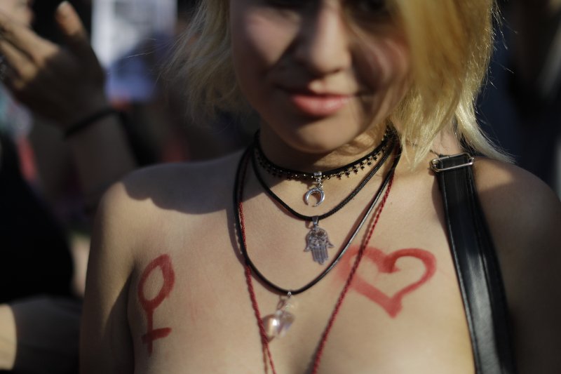 «Βγήκαν απ’ τα ρούχα τους» στην Αργεντινή για το δικαίωμα στο τόπλες στην παραλία [εικόνες & βίντεο]  | iefimerida.gr 0