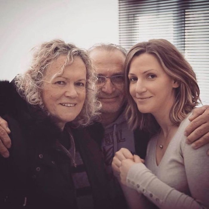 Ο Βασιλάκης Καΐλας φωτογραφίζεται αγκαλιά με τη σύζυγό του και την κόρη του [εικόνα] | iefimerida.gr 0