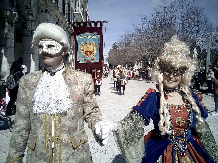 Η Κέρκυρα «μεταμορφώνεται» σε Βενετία για τις Απόκριες-  Κόμισσες και κόντηδες βολτάρουν στο νησί [εικόνες] | iefimerida.gr 4