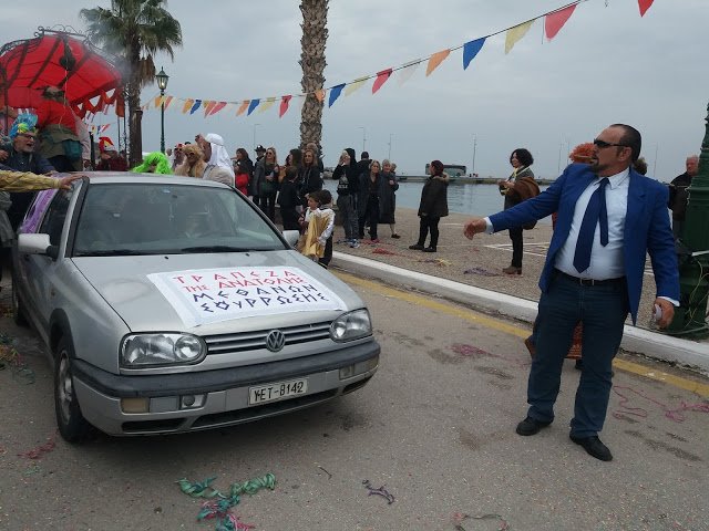 Σωσίας του Αρτέμη Σώρρα στο καρναβάλι των Μεθάνων έγινε viral! [εικόνες] | iefimerida.gr 1