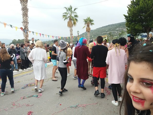 Σωσίας του Αρτέμη Σώρρα στο καρναβάλι των Μεθάνων έγινε viral! [εικόνες] | iefimerida.gr 2