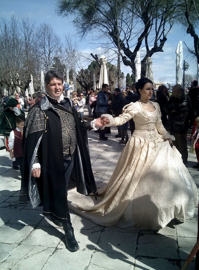 Η Κέρκυρα «μεταμορφώνεται» σε Βενετία για τις Απόκριες-  Κόμισσες και κόντηδες βολτάρουν στο νησί [εικόνες] | iefimerida.gr 0