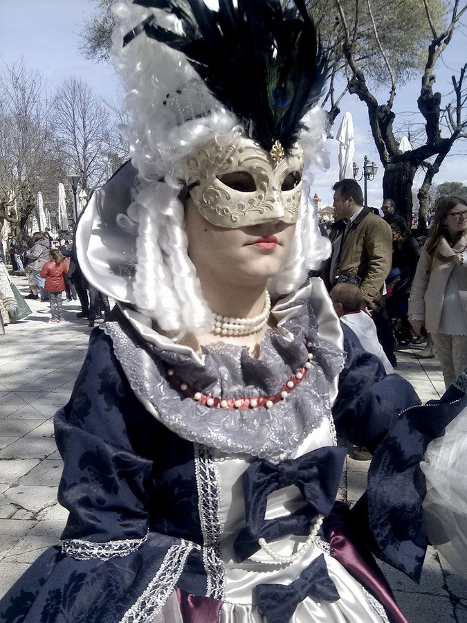 Η Κέρκυρα «μεταμορφώνεται» σε Βενετία για τις Απόκριες-  Κόμισσες και κόντηδες βολτάρουν στο νησί [εικόνες] | iefimerida.gr 3