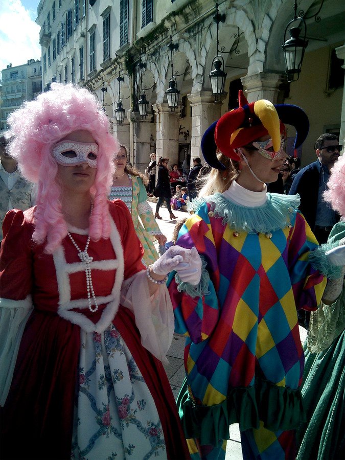 Η Κέρκυρα «μεταμορφώνεται» σε Βενετία για τις Απόκριες-  Κόμισσες και κόντηδες βολτάρουν στο νησί [εικόνες] | iefimerida.gr 2