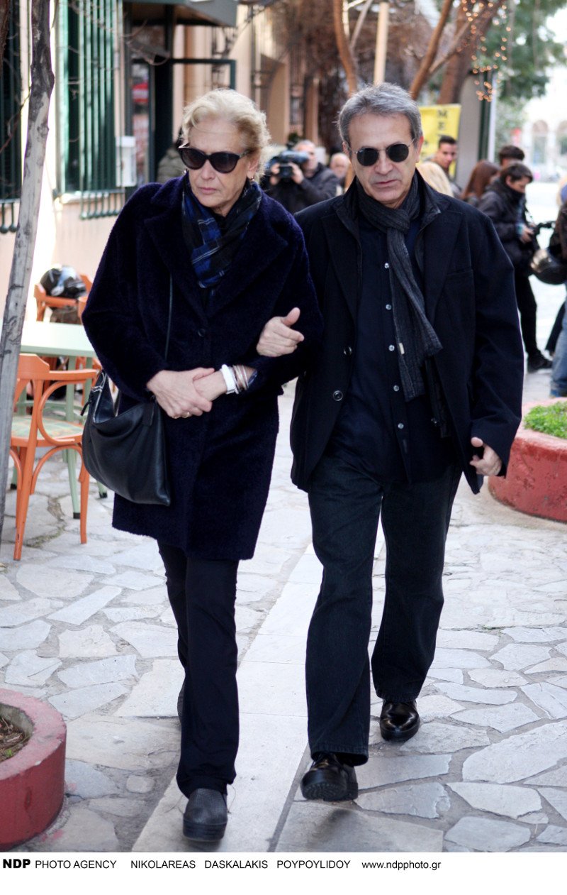 Φίλοι, καλλιτέχνες και πολιτικοί είπαν το τελευταίο αντίο στον Λουκιανό Κηλαηδόνη [εικόνες] | iefimerida.gr 5