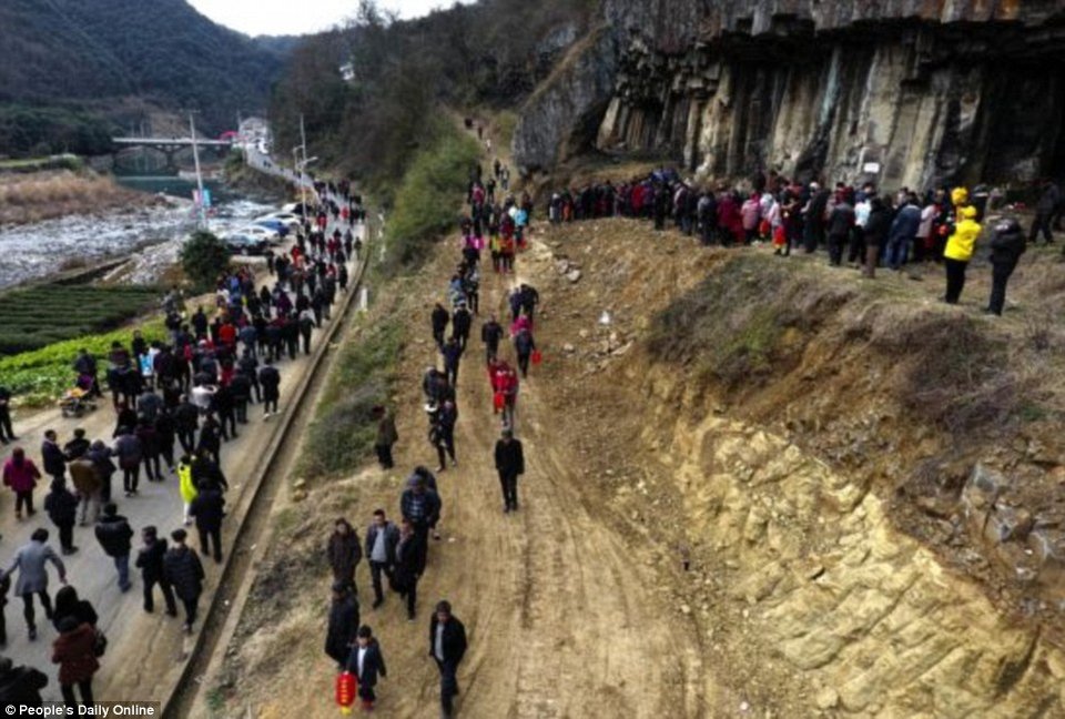 Η οικογενειακή φωτογραφία 500 συγγενών που «έριξε» το διαδίκτυο -Δυόμισι ώρες για να τα καταφέρουν [εικόνες] | iefimerida.gr 3