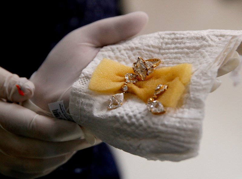 Φιλιππίνες: Τα πανάκριβα κοσμήματα της συζύγου του πρώην δικτάτορα [εικόνες] | iefimerida.gr 3