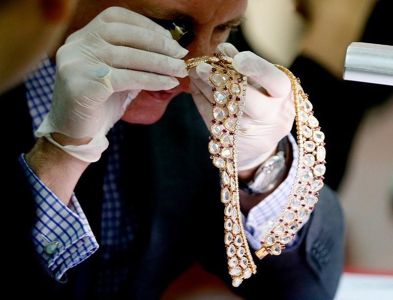 Φιλιππίνες: Τα πανάκριβα κοσμήματα της συζύγου του πρώην δικτάτορα [εικόνες] | iefimerida.gr 0