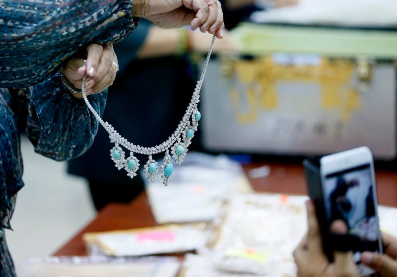 Φιλιππίνες: Τα πανάκριβα κοσμήματα της συζύγου του πρώην δικτάτορα [εικόνες] | iefimerida.gr 1