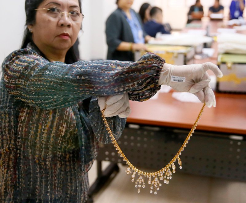 Φιλιππίνες: Τα πανάκριβα κοσμήματα της συζύγου του πρώην δικτάτορα [εικόνες] | iefimerida.gr 4