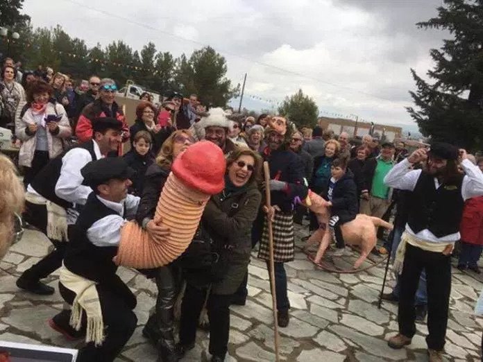 Λάρισα: Αναβίωσε το αποκριάτικο «μπουρανί» του Τυρνάβου [εικόνες]    | iefimerida.gr 2