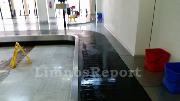 Αεροδρόμιο Λήμνου: Μαζεύουν με κουβάδες το νερό της βροχής! [εικόνες&βίντεο] | iefimerida.gr 0