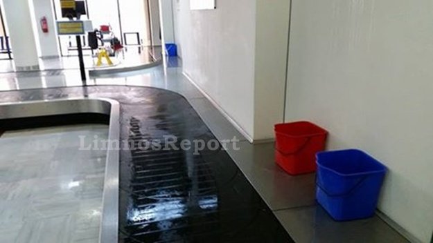 Αεροδρόμιο Λήμνου: Μαζεύουν με κουβάδες το νερό της βροχής! [εικόνες&βίντεο] | iefimerida.gr 1