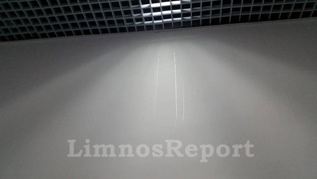 Αεροδρόμιο Λήμνου: Μαζεύουν με κουβάδες το νερό της βροχής! [εικόνες&βίντεο] | iefimerida.gr 2