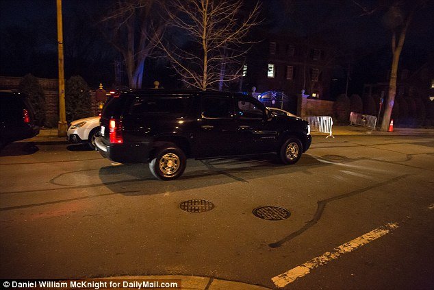 Διακοπές τέλος για τους Ομπάμα -Η επιστροφή στο νέο τους σπίτι και η έκπληξη από τους γείτονες [εικόνες] | iefimerida.gr 4