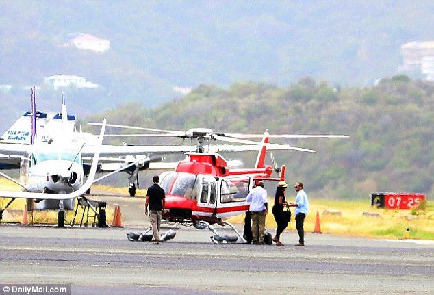 Διακοπές τέλος για τους Ομπάμα -Η επιστροφή στο νέο τους σπίτι και η έκπληξη από τους γείτονες [εικόνες] | iefimerida.gr 0