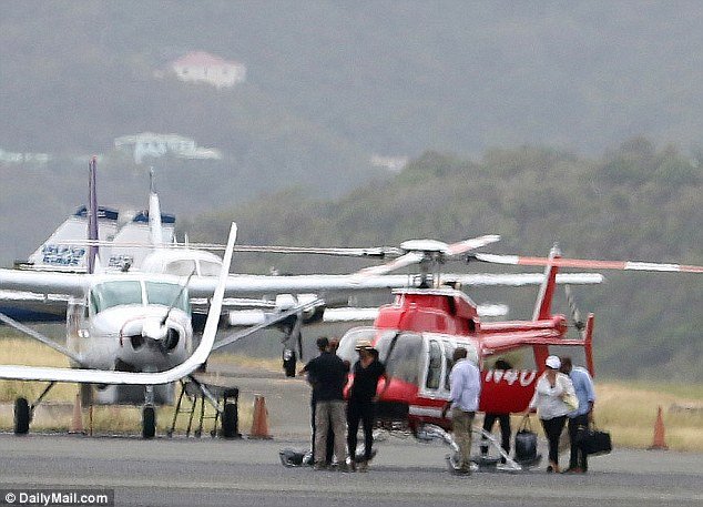 Διακοπές τέλος για τους Ομπάμα -Η επιστροφή στο νέο τους σπίτι και η έκπληξη από τους γείτονες [εικόνες] | iefimerida.gr 1